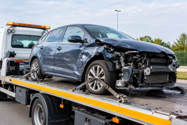 Voiture accidentée sur dépanneuse