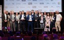 Les sept entreprises lauréates des Ze Awards de la Carrosserie 2023 entourées par les neuf partenaires de l'événement.