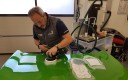 Jérôme Suchier, ingénieur d'application 3M, démontrant la performance des disques abrasifs en grille dotés de la technologie Cubitron II.