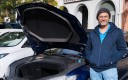 Jean-Philippe Rebillon devant la Tesla qu’il a remise en état et vendue à un chauffeur de taxi.