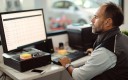 Garagistes devant ordi